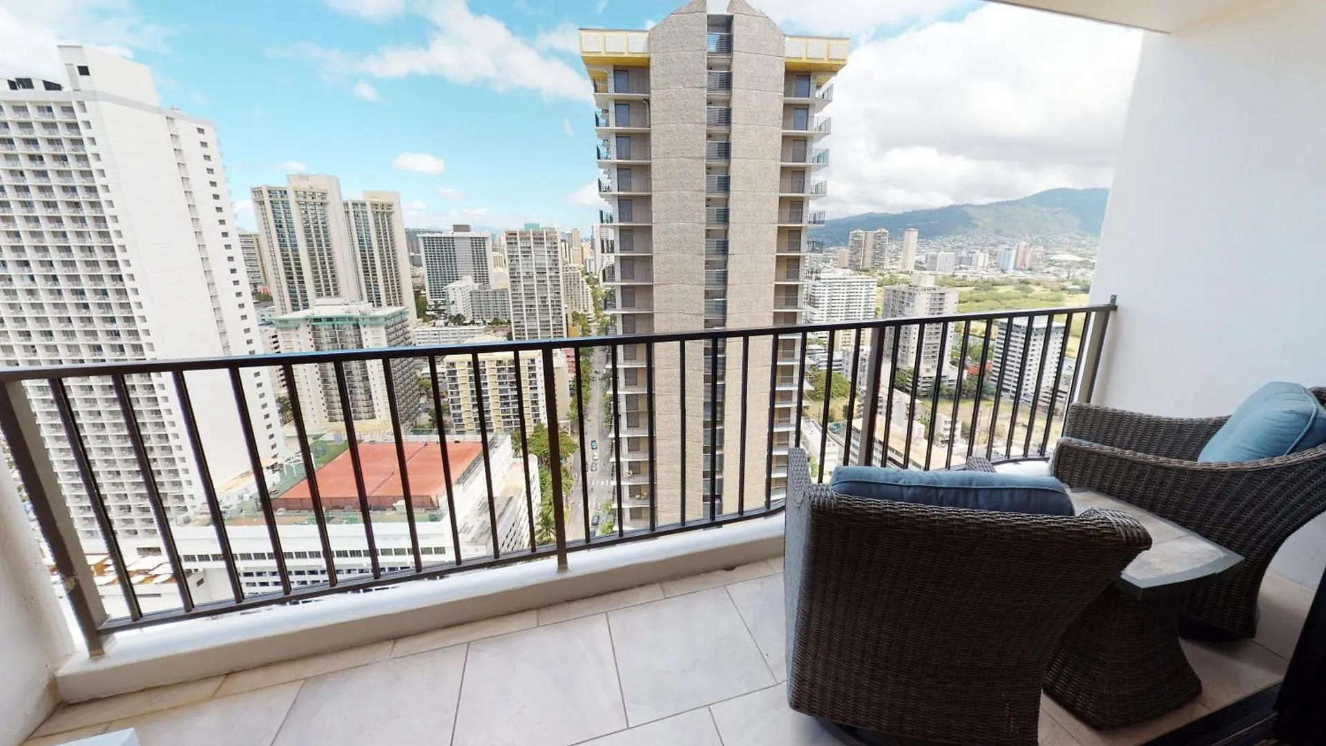 Artsy 32Nd Floor Condo With Modern Furnishings & Gorgeous Ocean Views Condo Honolulu